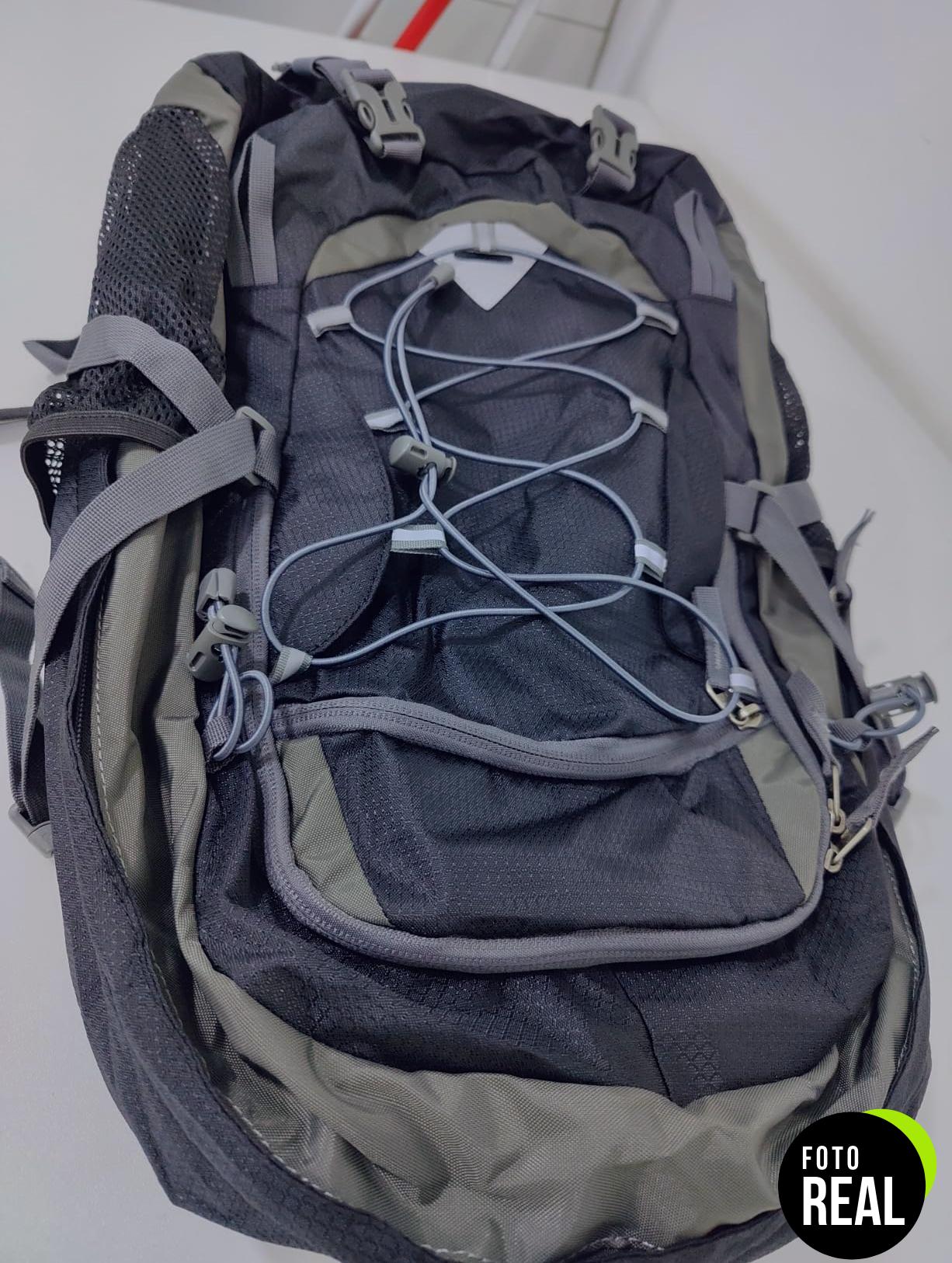 igolumon-mochila-senderismo-40l-negra-foto-1